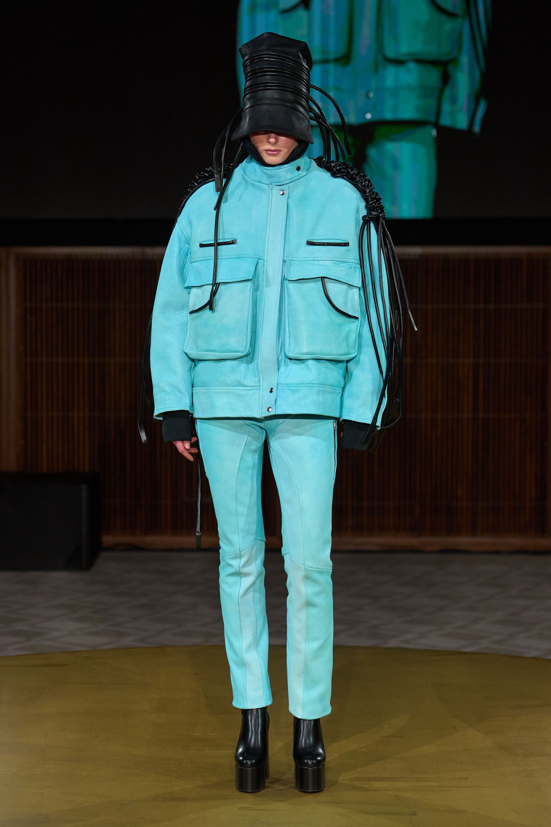 London College of Fashion以实验性结构与面部遮挡装置制造先锋张力，解构西装、未来感配色与夸张比例并置，展现学院派对社会议题的大胆回应-顽石频道趋势研究